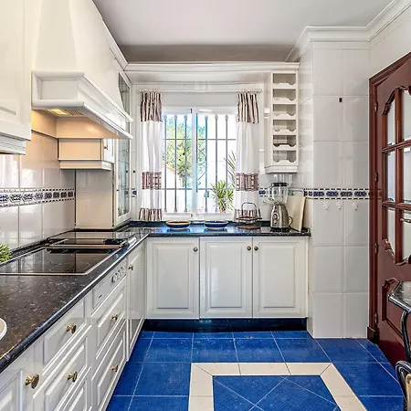 6 Bedroom Beautiful In 別荘 *