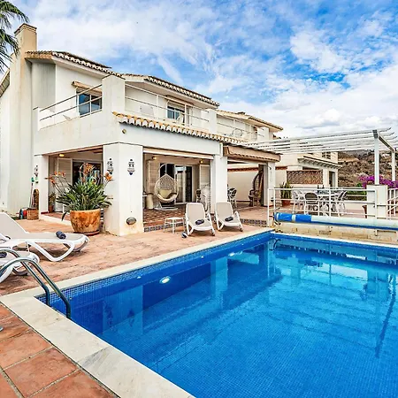 6 Bedroom Beautiful In 別荘 *