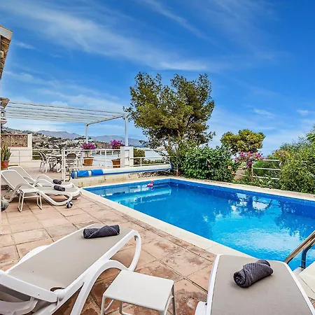6 Bedroom Beautiful In